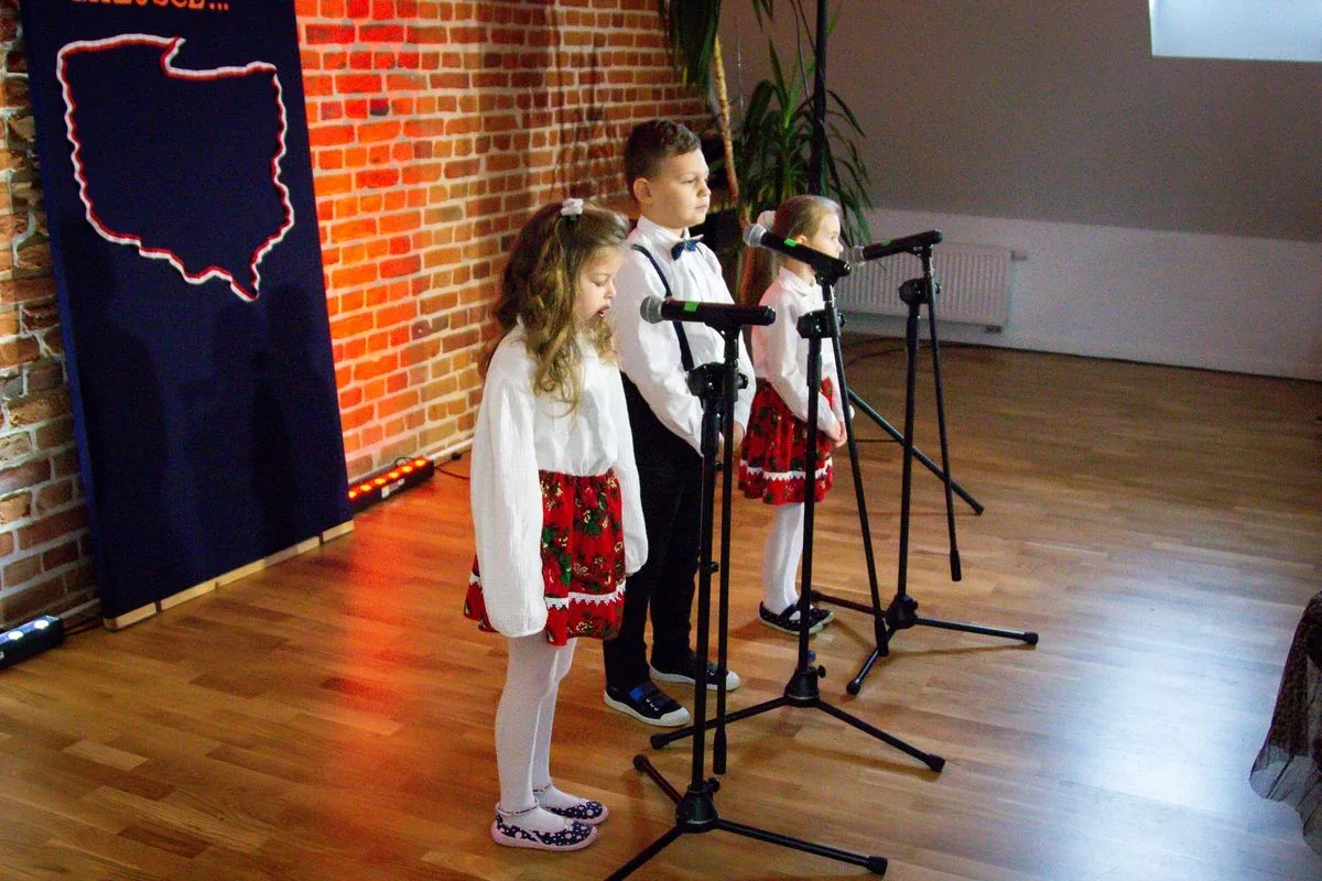 Uczniowie szkół podstawowych i przedszkolaki wzięli udział w Festiwalu Pieśni i Piosenki Patriotycznej! (zdjęcia, wideo)