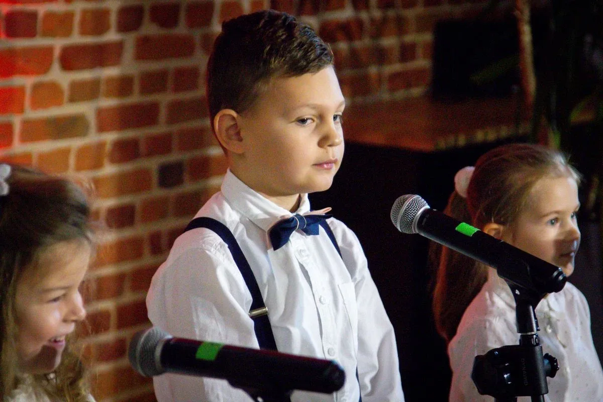 Uczniowie szkół podstawowych i przedszkolaki wzięli udział w Festiwalu Pieśni i Piosenki Patriotycznej! (zdjęcia, wideo)