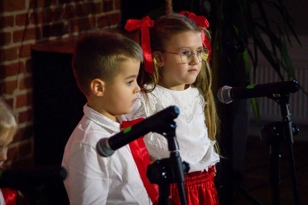 Uczniowie szkół podstawowych i przedszkolaki wzięli udział w Festiwalu Pieśni i Piosenki Patriotycznej! (zdjęcia, wideo)