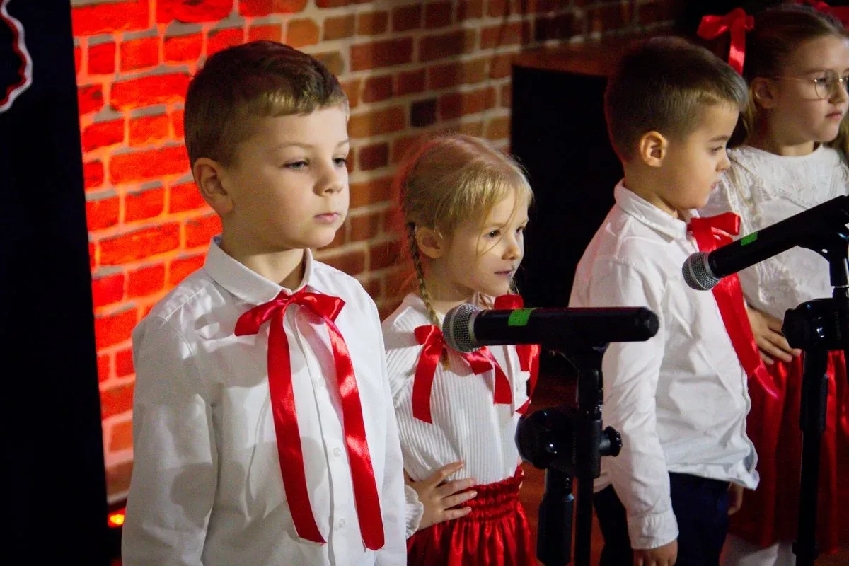 Uczniowie szkół podstawowych i przedszkolaki wzięli udział w Festiwalu Pieśni i Piosenki Patriotycznej! (zdjęcia, wideo)