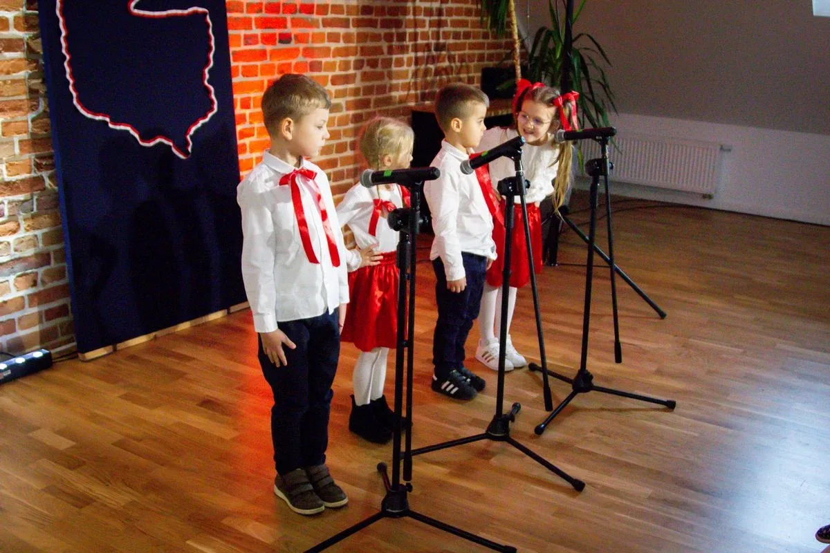 Uczniowie szkół podstawowych i przedszkolaki wzięli udział w Festiwalu Pieśni i Piosenki Patriotycznej! (zdjęcia, wideo)