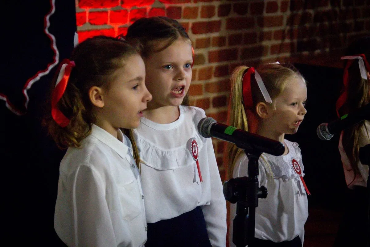 Uczniowie szkół podstawowych i przedszkolaki wzięli udział w Festiwalu Pieśni i Piosenki Patriotycznej! (zdjęcia, wideo)