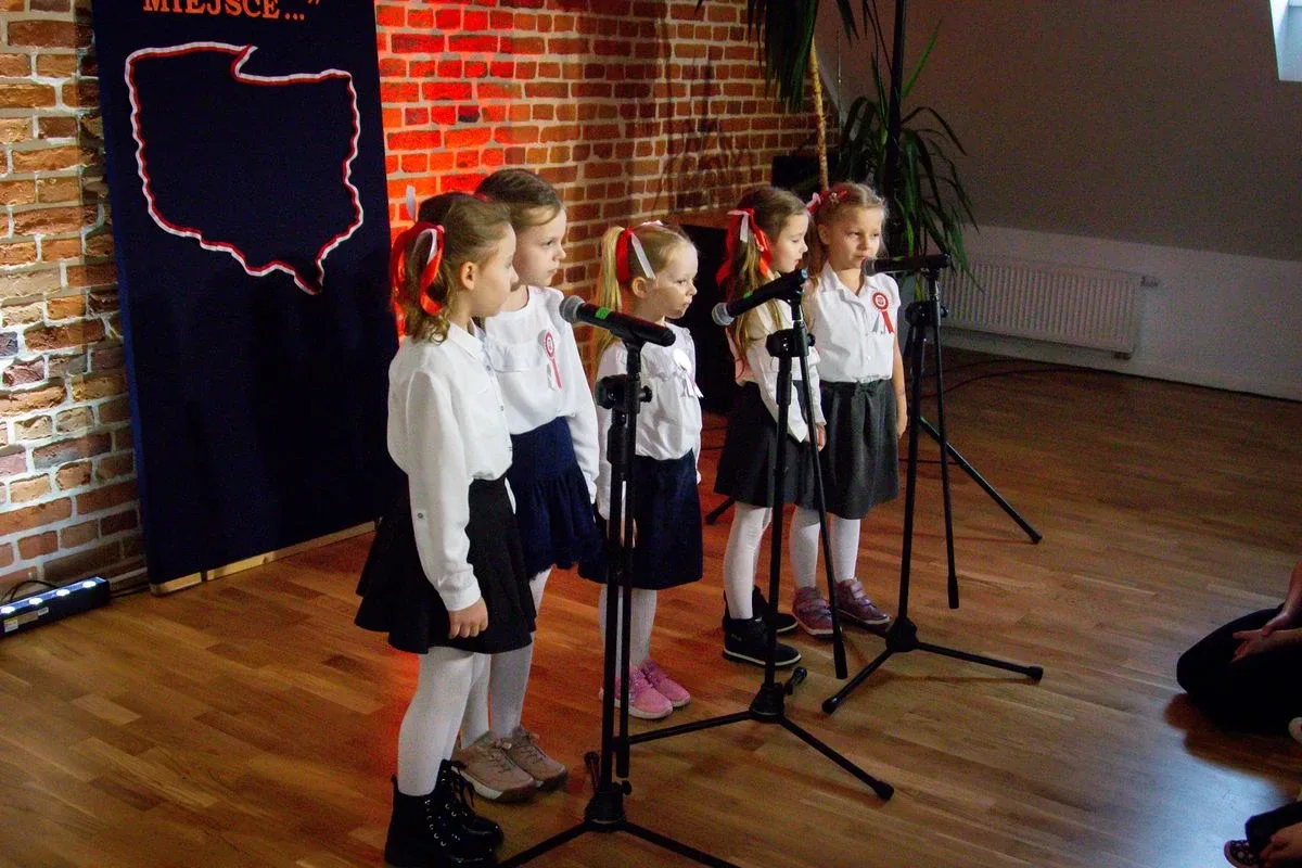 Uczniowie szkół podstawowych i przedszkolaki wzięli udział w Festiwalu Pieśni i Piosenki Patriotycznej! (zdjęcia, wideo)