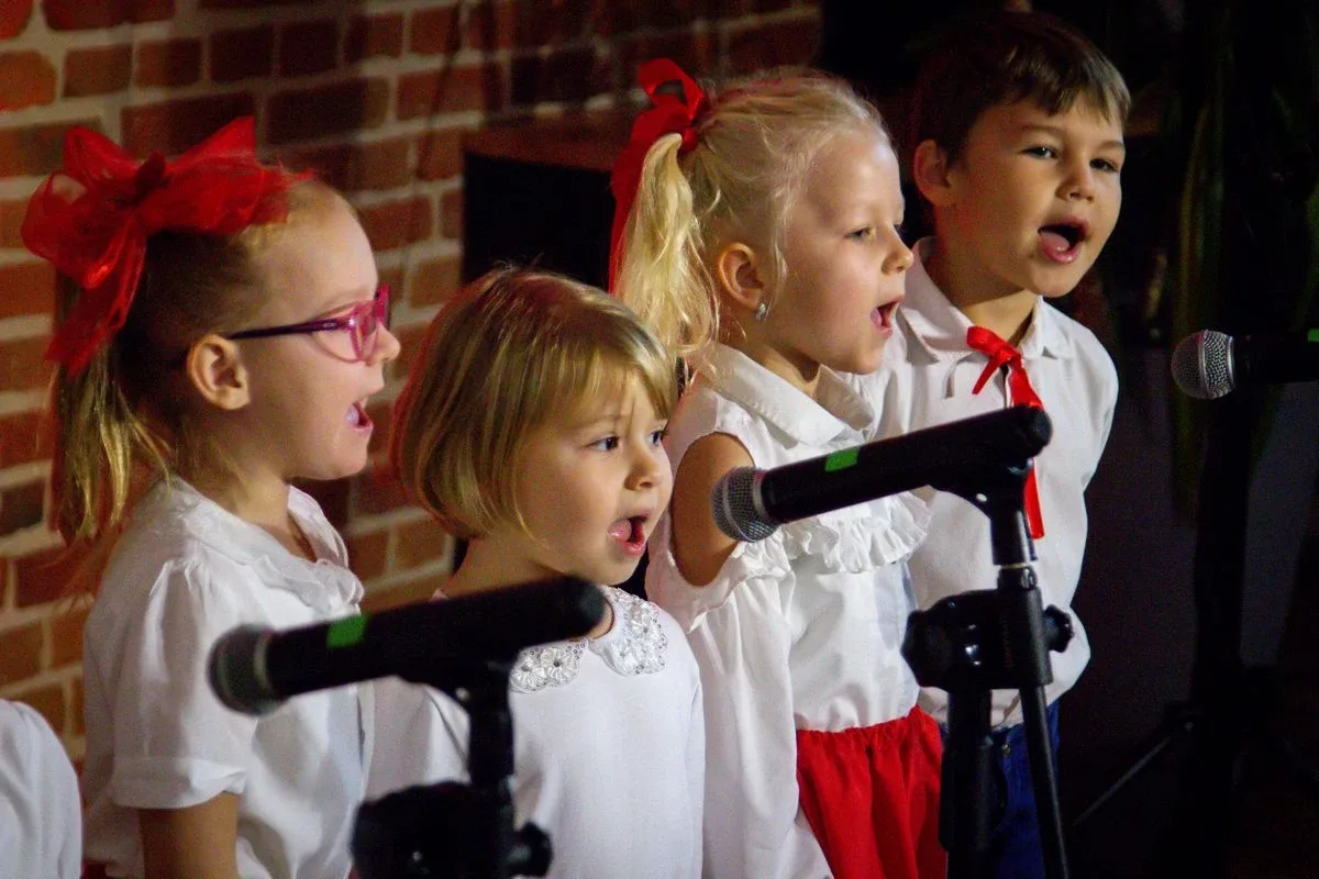 Uczniowie szkół podstawowych i przedszkolaki wzięli udział w Festiwalu Pieśni i Piosenki Patriotycznej! (zdjęcia, wideo)
