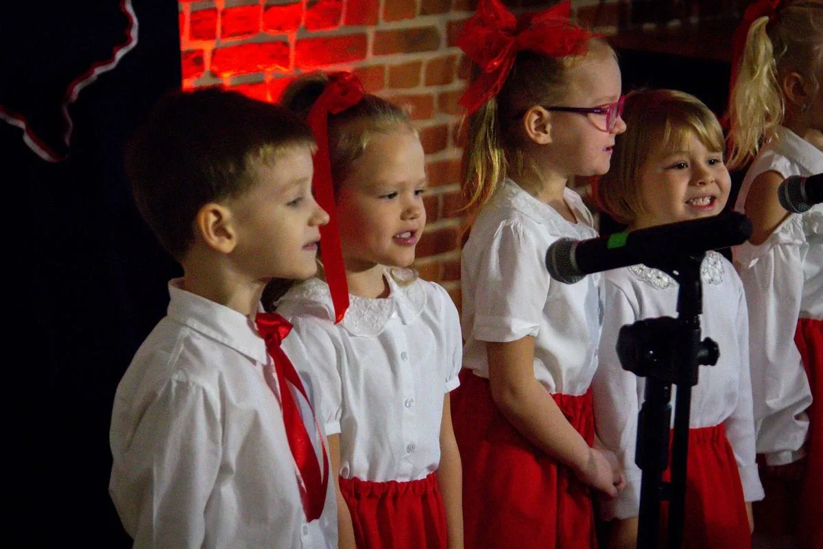 Uczniowie szkół podstawowych i przedszkolaki wzięli udział w Festiwalu Pieśni i Piosenki Patriotycznej! (zdjęcia, wideo)