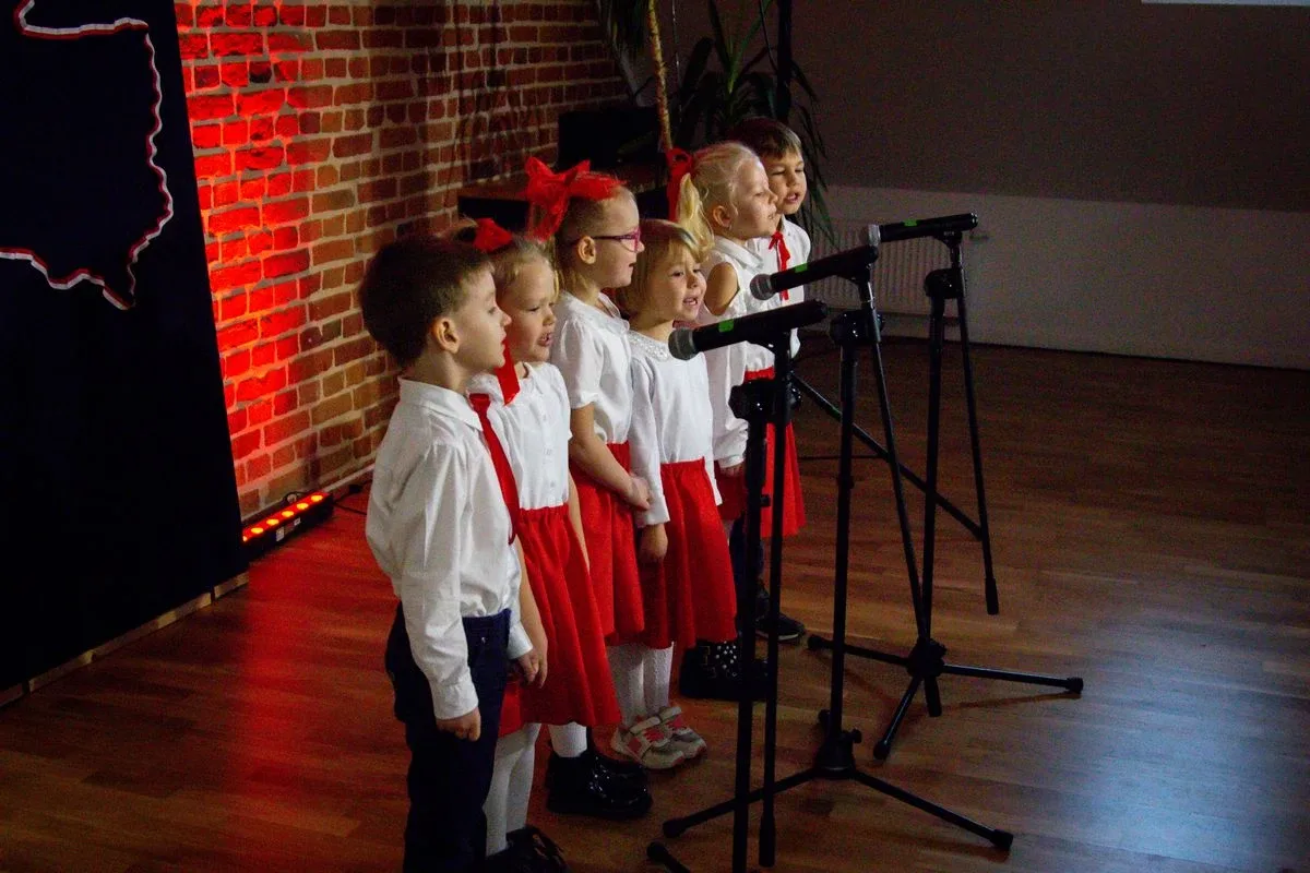 Uczniowie szkół podstawowych i przedszkolaki wzięli udział w Festiwalu Pieśni i Piosenki Patriotycznej! (zdjęcia, wideo)