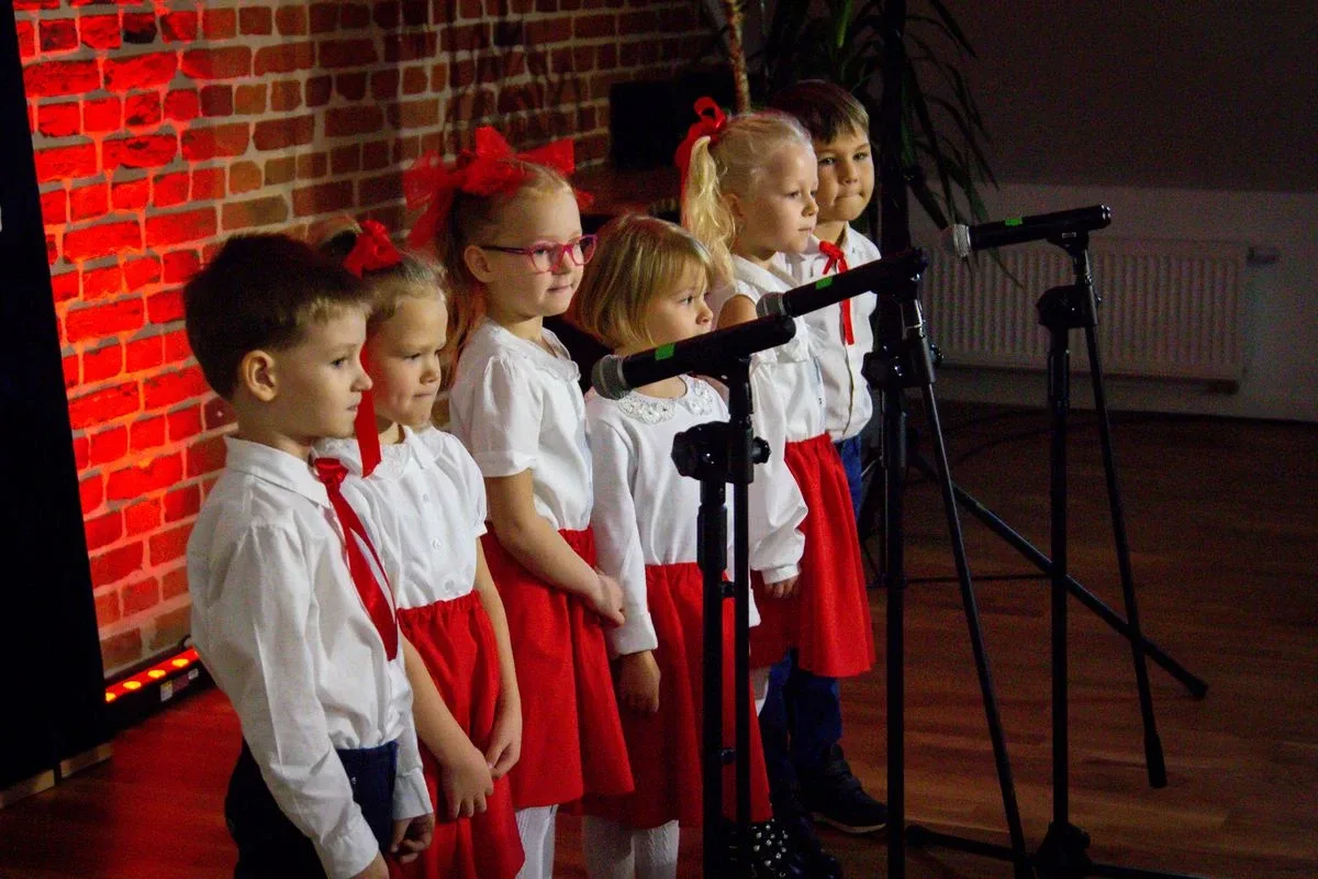 Uczniowie szkół podstawowych i przedszkolaki wzięli udział w Festiwalu Pieśni i Piosenki Patriotycznej! (zdjęcia, wideo)