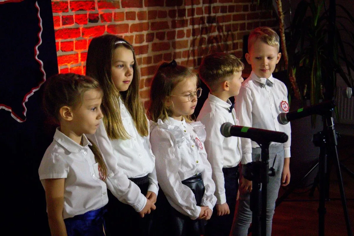 Uczniowie szkół podstawowych i przedszkolaki wzięli udział w Festiwalu Pieśni i Piosenki Patriotycznej! (zdjęcia, wideo)