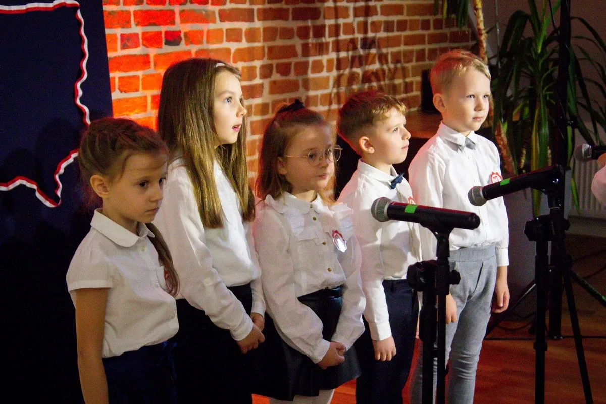 Uczniowie szkół podstawowych i przedszkolaki wzięli udział w Festiwalu Pieśni i Piosenki Patriotycznej! (zdjęcia, wideo)
