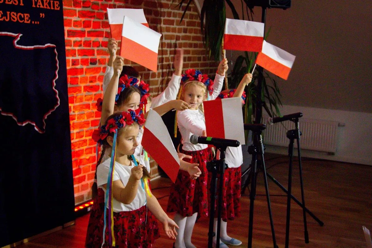 Uczniowie szkół podstawowych i przedszkolaki wzięli udział w Festiwalu Pieśni i Piosenki Patriotycznej! (zdjęcia, wideo)