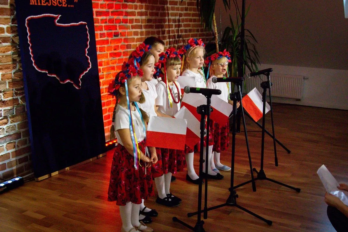 Uczniowie szkół podstawowych i przedszkolaki wzięli udział w Festiwalu Pieśni i Piosenki Patriotycznej! (zdjęcia, wideo)