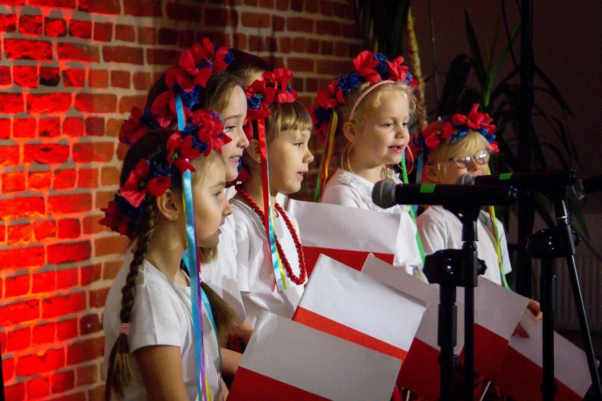 Uczniowie szkół podstawowych i przedszkolaki wzięli udział w Festiwalu Pieśni i Piosenki Patriotycznej! (zdjęcia, wideo)