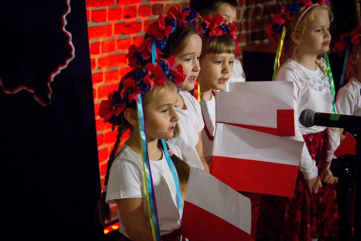 Uczniowie szkół podstawowych i przedszkolaki wzięli udział w Festiwalu Pieśni i Piosenki Patriotycznej! (zdjęcia, wideo)