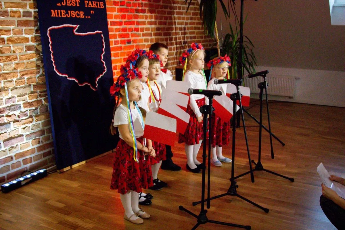 Uczniowie szkół podstawowych i przedszkolaki wzięli udział w Festiwalu Pieśni i Piosenki Patriotycznej! (zdjęcia, wideo)