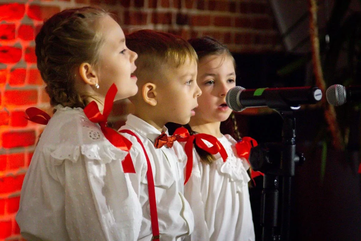 Uczniowie szkół podstawowych i przedszkolaki wzięli udział w Festiwalu Pieśni i Piosenki Patriotycznej! (zdjęcia, wideo)