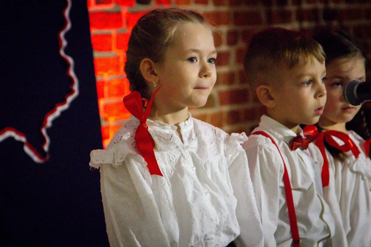 Uczniowie szkół podstawowych i przedszkolaki wzięli udział w Festiwalu Pieśni i Piosenki Patriotycznej! (zdjęcia, wideo)