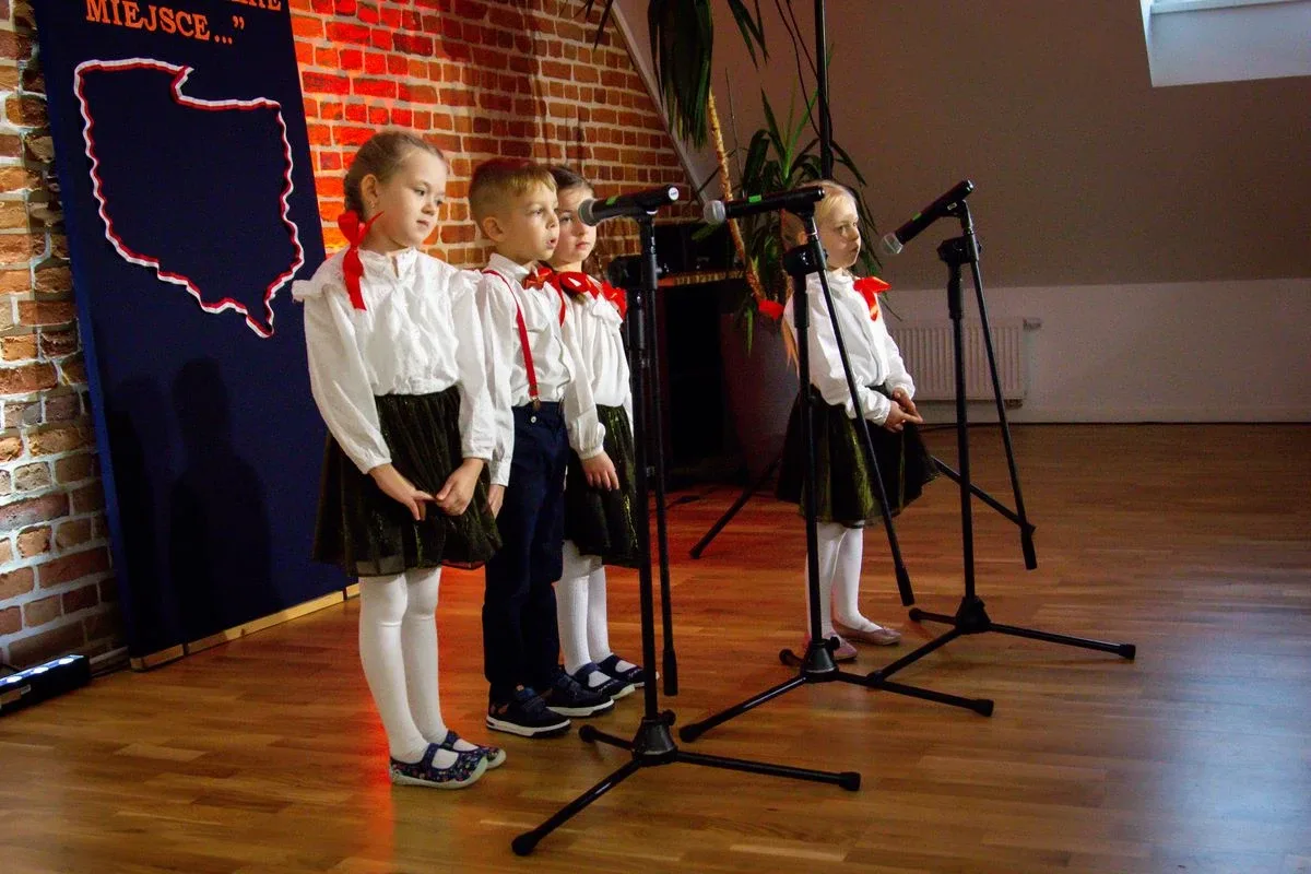 Uczniowie szkół podstawowych i przedszkolaki wzięli udział w Festiwalu Pieśni i Piosenki Patriotycznej! (zdjęcia, wideo)