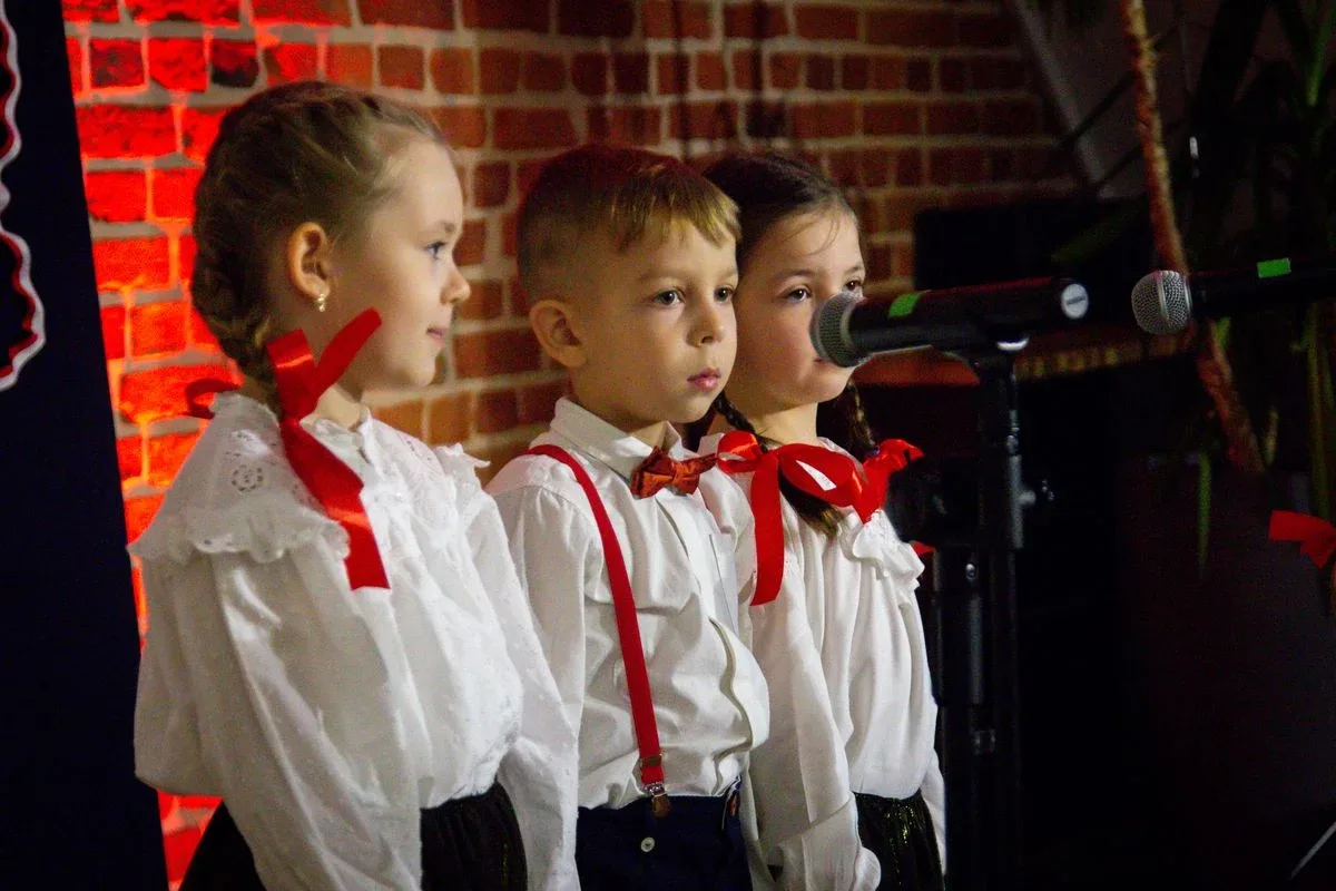 Uczniowie szkół podstawowych i przedszkolaki wzięli udział w Festiwalu Pieśni i Piosenki Patriotycznej! (zdjęcia, wideo)