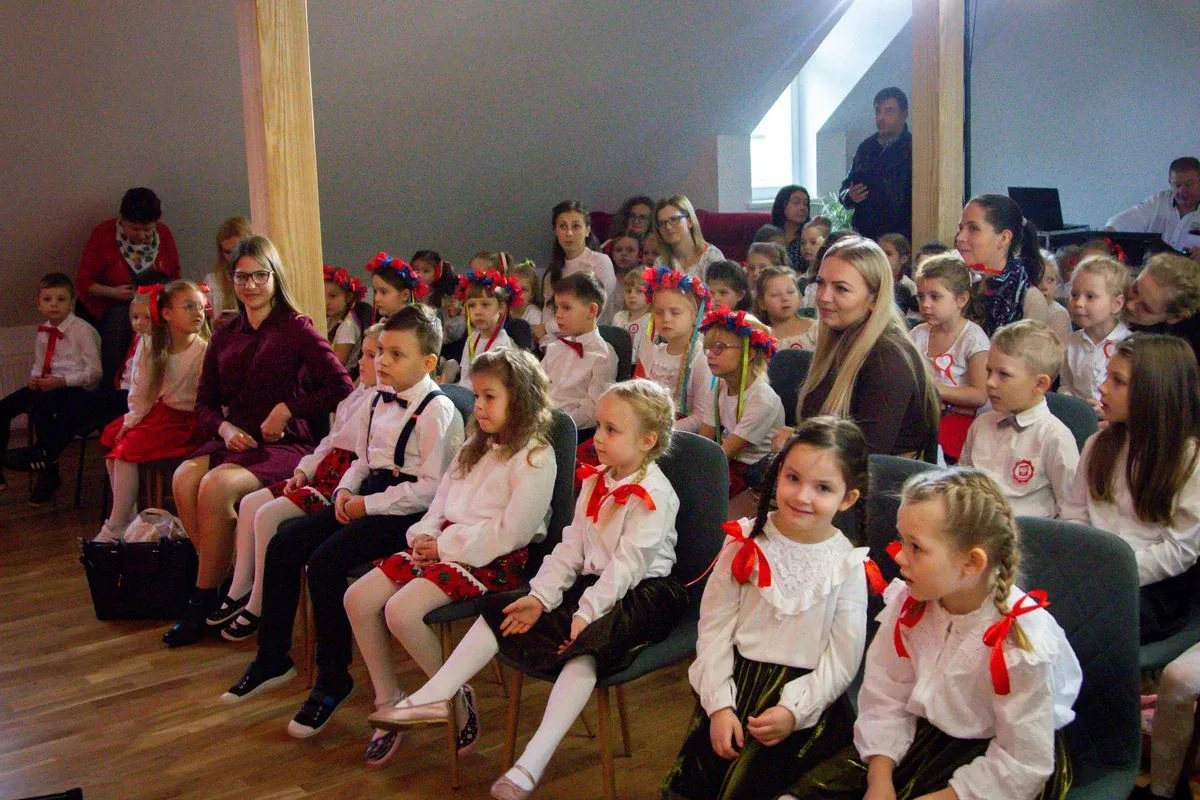 Uczniowie szkół podstawowych i przedszkolaki wzięli udział w Festiwalu Pieśni i Piosenki Patriotycznej! (zdjęcia, wideo)