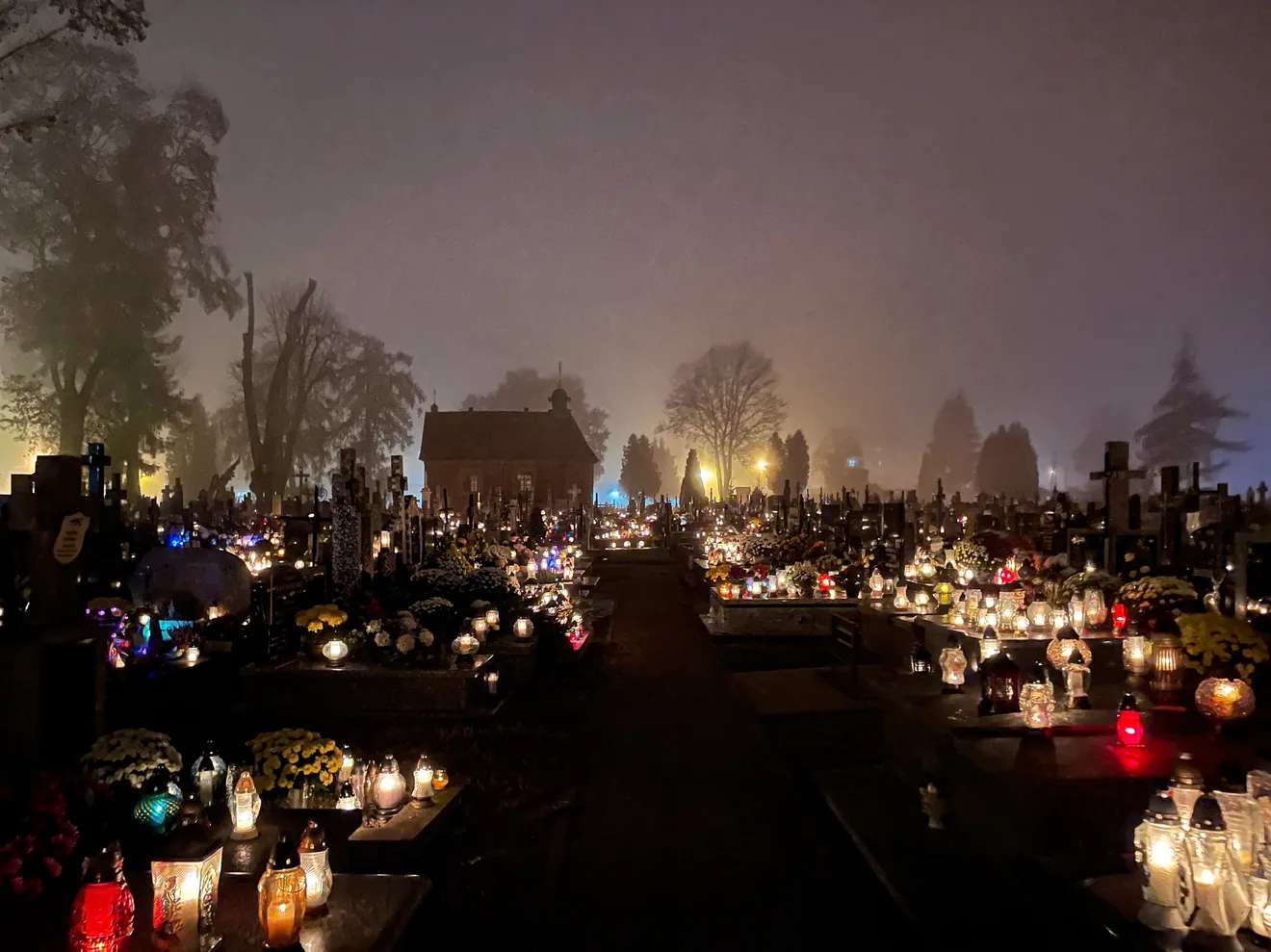 Dzień Wszystkich Świętych na ostrowskich cmentarzach(zdjęcia)
