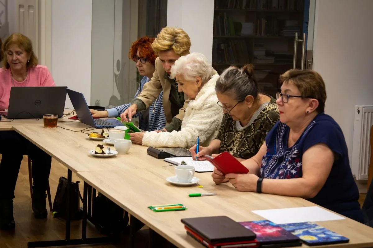 Dorośli i seniorzy wzięli udział w warsztatach pt. "Bezpieczeństwo w sieci" (zdjęcia)
