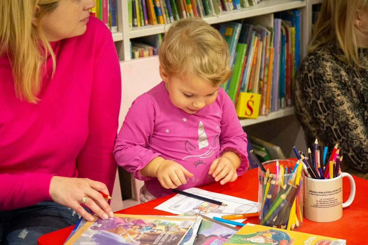 Dzieci miło spędziły czas na warsztatach  w Klubie Sówki Ostrówki! (zdjęcia)