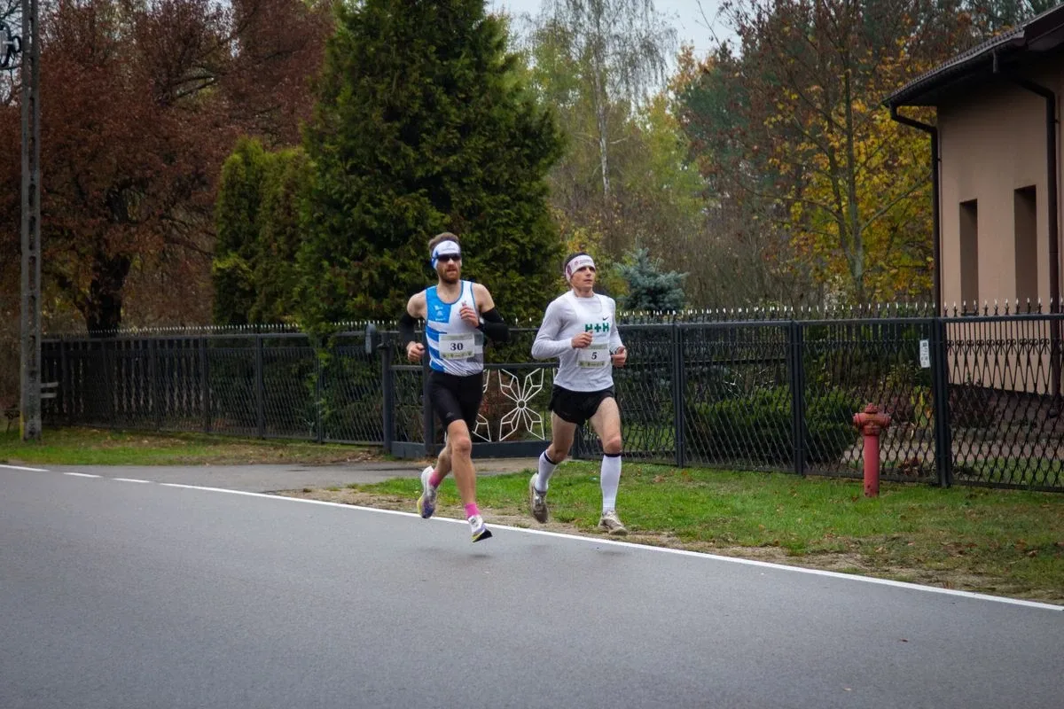 Zawodnicy pobiegli w Ostrowskim Półmaratonie (zdjęcia)