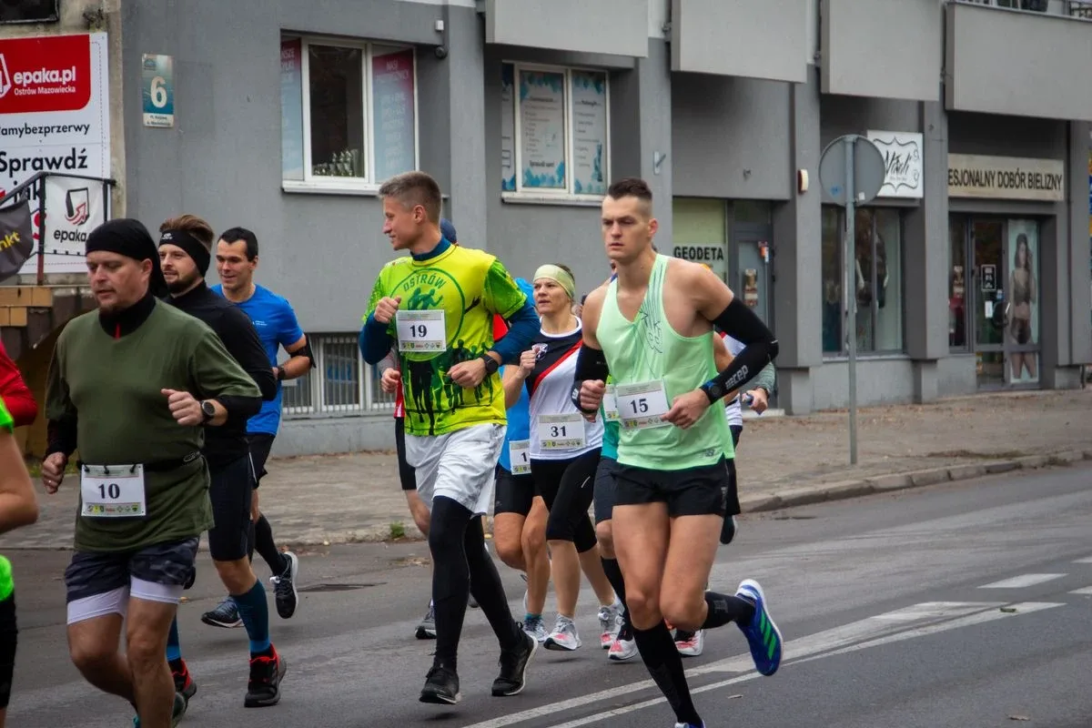 Zawodnicy pobiegli w Ostrowskim Półmaratonie (zdjęcia)