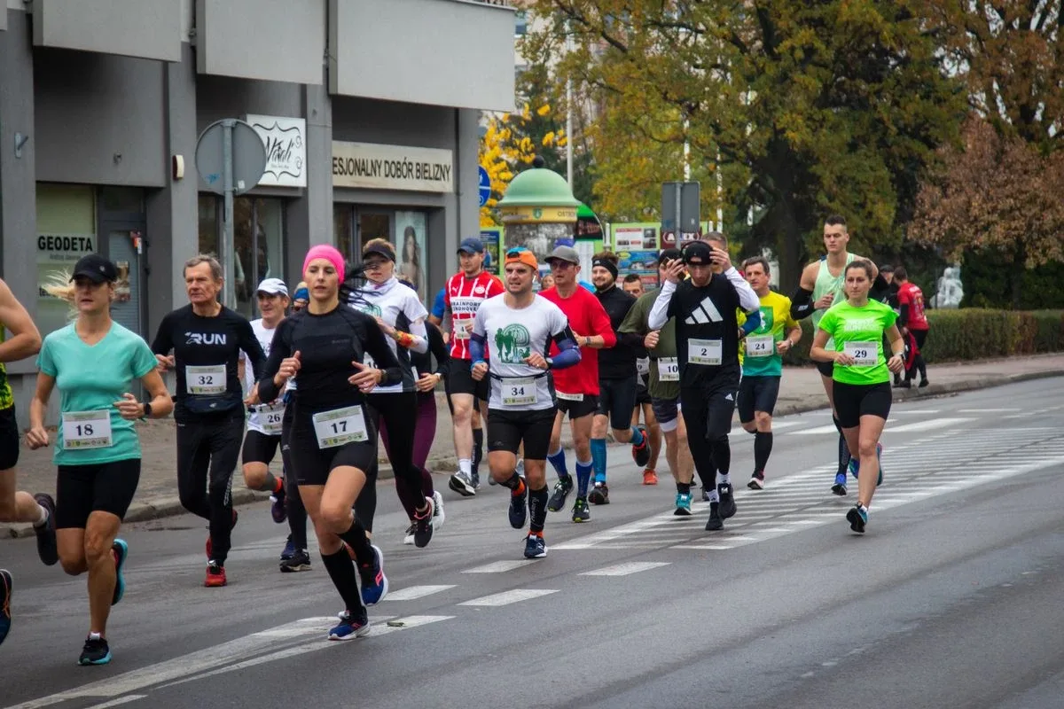 Zawodnicy pobiegli w Ostrowskim Półmaratonie (zdjęcia)