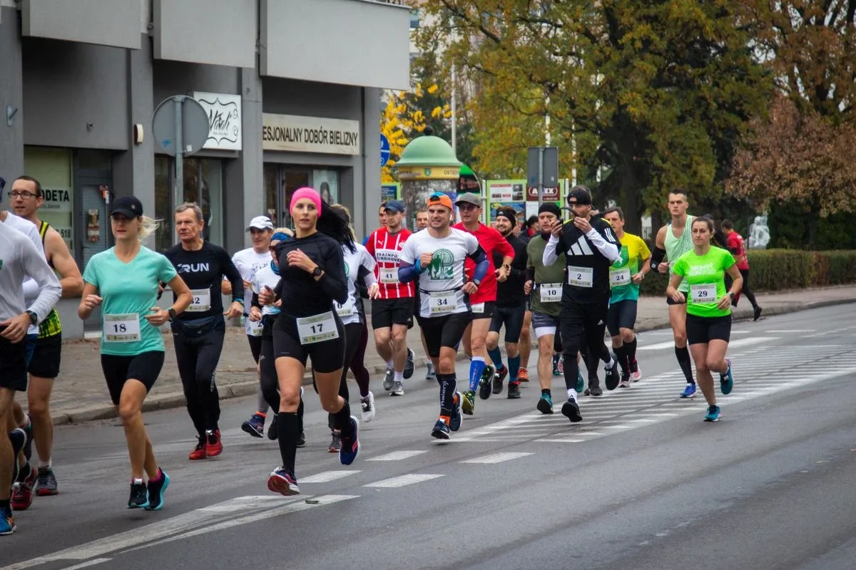 Zawodnicy pobiegli w Ostrowskim Półmaratonie (zdjęcia)