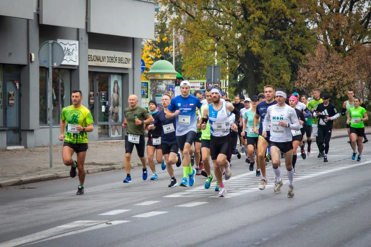Zawodnicy pobiegli w Ostrowskim Półmaratonie (zdjęcia)