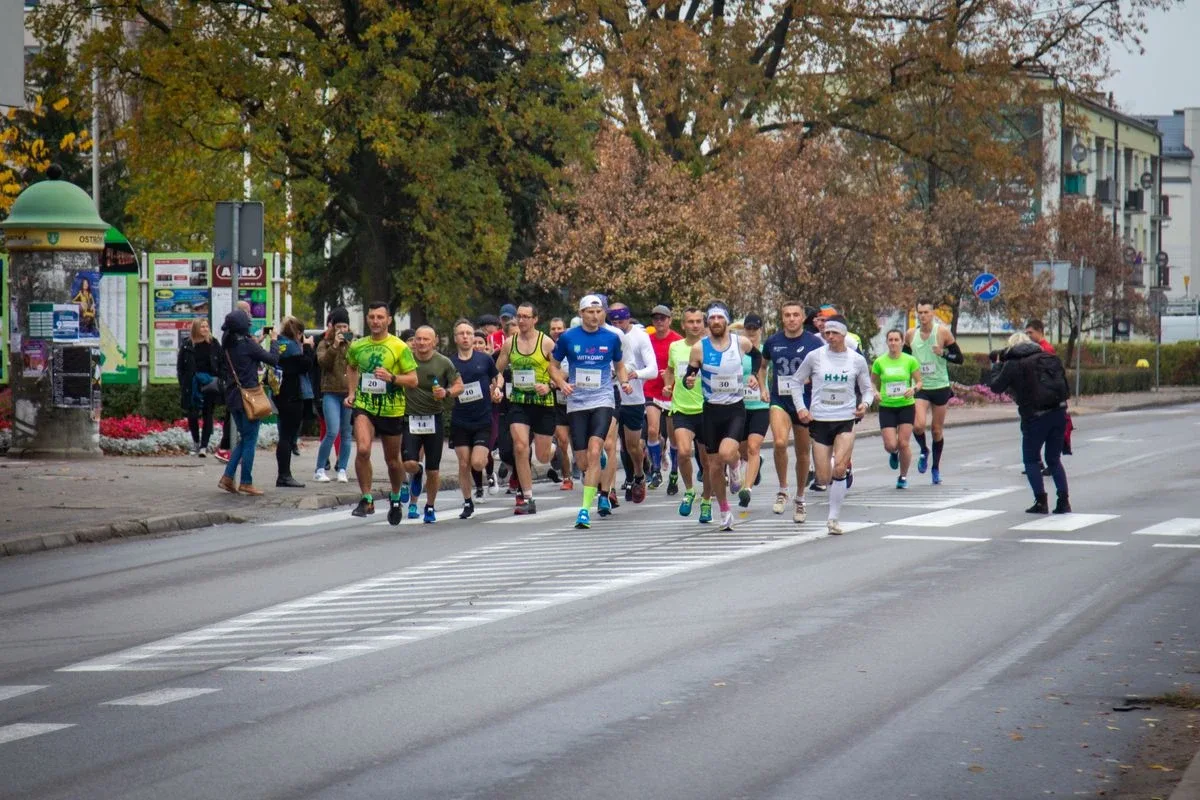 Zawodnicy pobiegli w Ostrowskim Półmaratonie (zdjęcia)