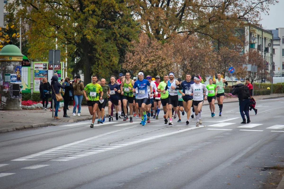 Zawodnicy pobiegli w Ostrowskim Półmaratonie (zdjęcia)