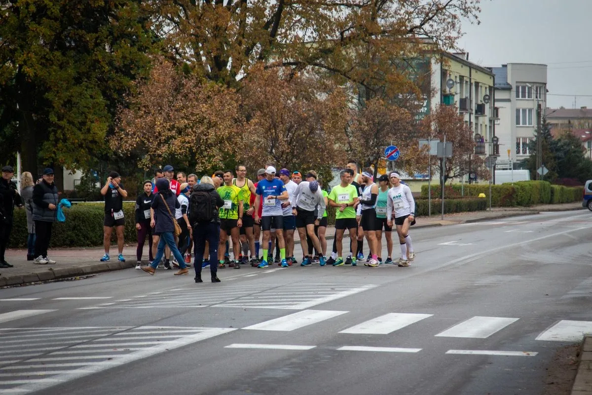 Zawodnicy pobiegli w Ostrowskim Półmaratonie (zdjęcia)