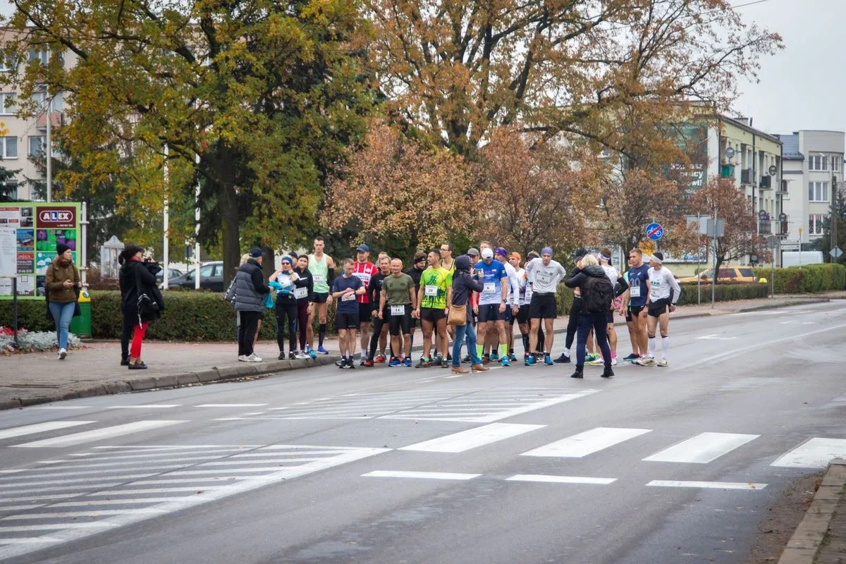 Zawodnicy pobiegli w Ostrowskim Półmaratonie (zdjęcia)