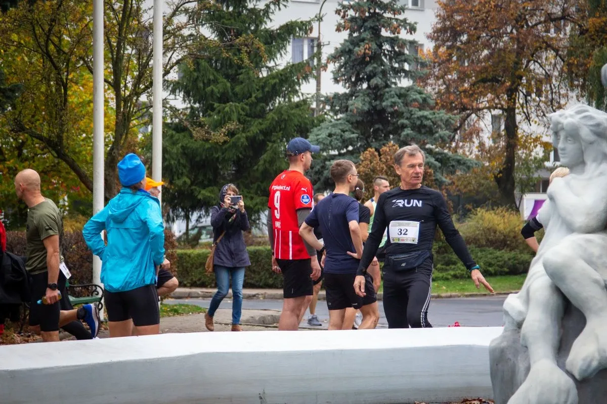 Zawodnicy pobiegli w Ostrowskim Półmaratonie (zdjęcia)