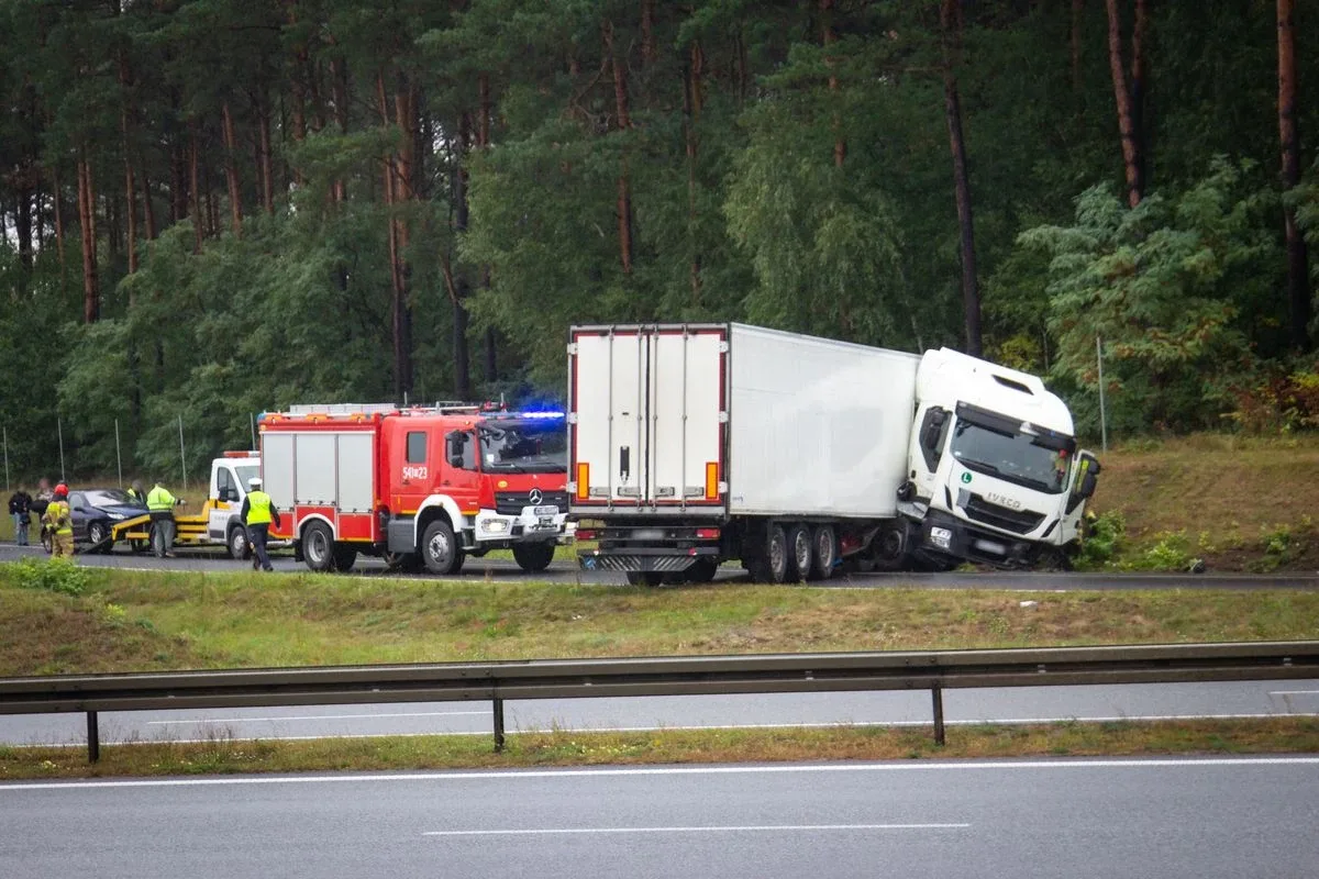 Uwaga korek! Samochód ciężarowy blokuje zjazd z S8 do Ostrowi Mazowieckiej (zdjęcia)