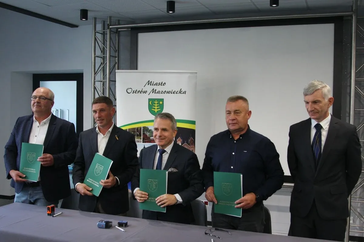 Podpisanie umów z wykonawcami zadania pt. "Budowa dróg na terenie Miasta Ostrów Mazowiecka" (zdjęcia)