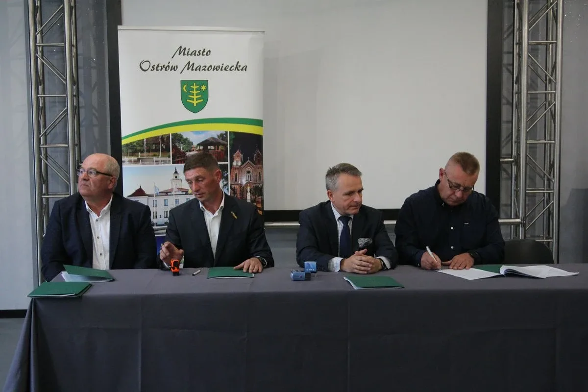 Podpisanie umów z wykonawcami zadania pt. "Budowa dróg na terenie Miasta Ostrów Mazowiecka" (zdjęcia)