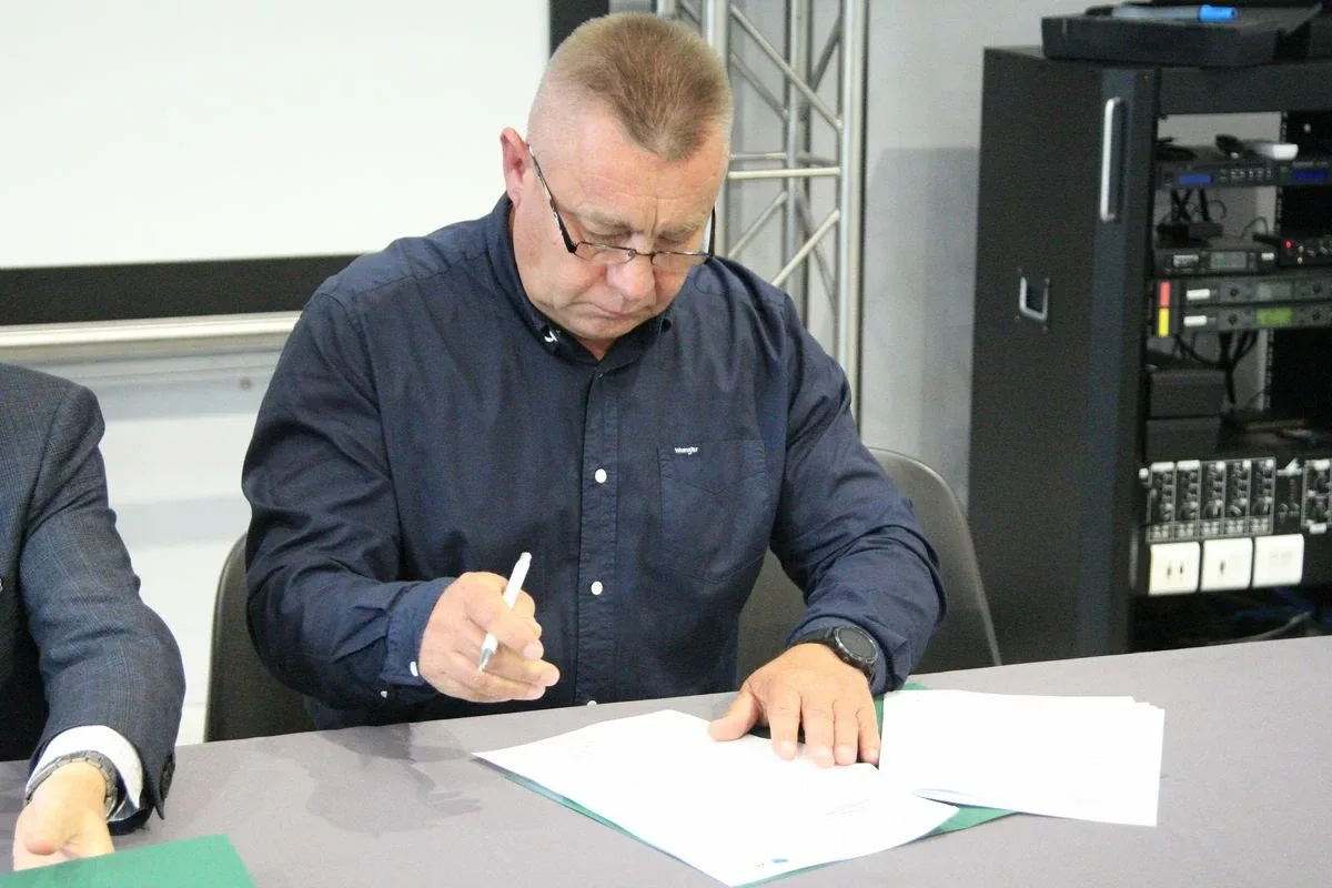 Podpisanie umów z wykonawcami zadania pt. "Budowa dróg na terenie Miasta Ostrów Mazowiecka" (zdjęcia)