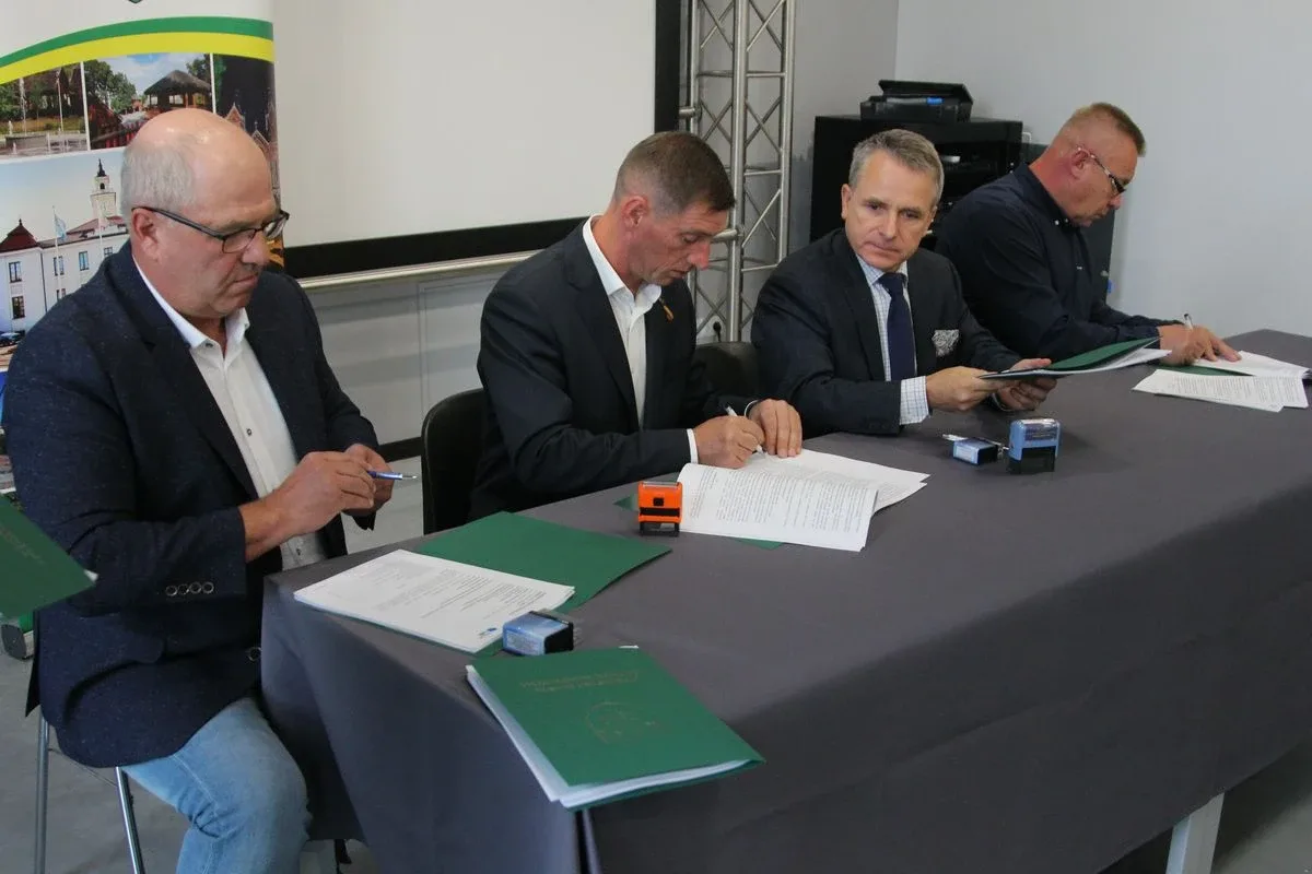 Podpisanie umów z wykonawcami zadania pt. "Budowa dróg na terenie Miasta Ostrów Mazowiecka" (zdjęcia)