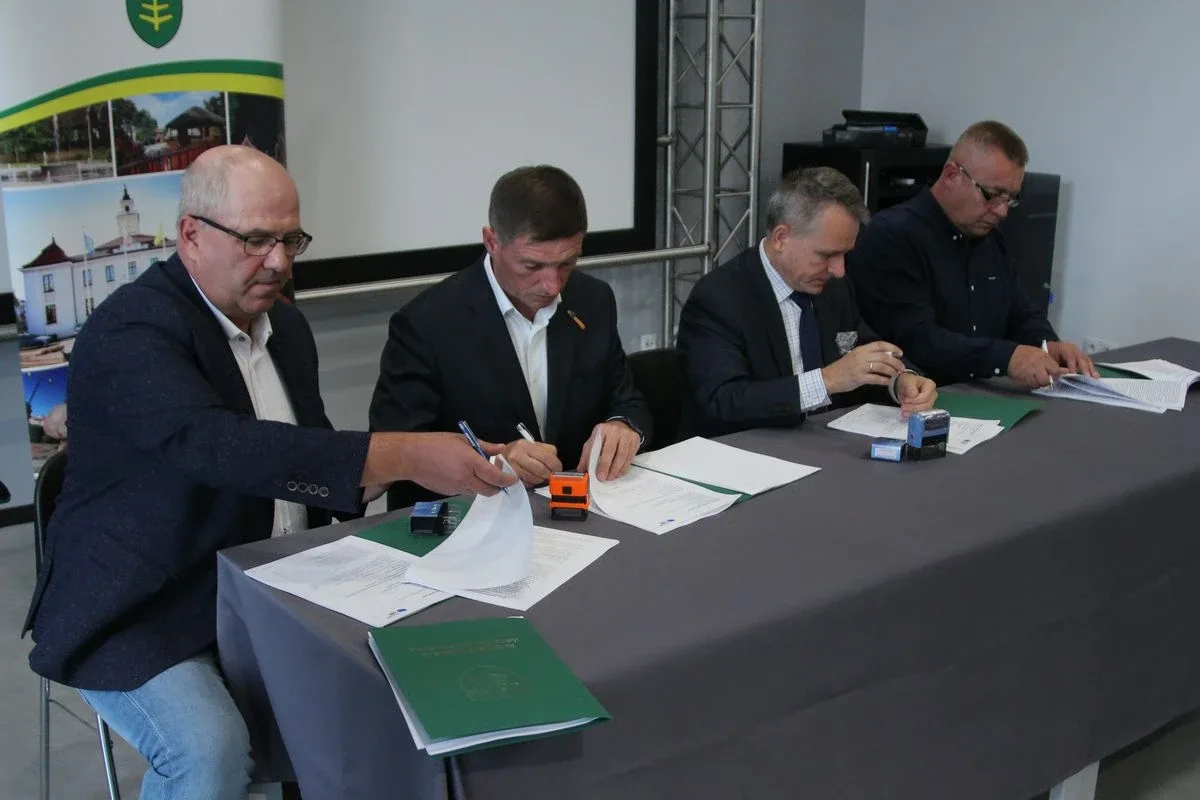 Podpisanie umów z wykonawcami zadania pt. "Budowa dróg na terenie Miasta Ostrów Mazowiecka" (zdjęcia)