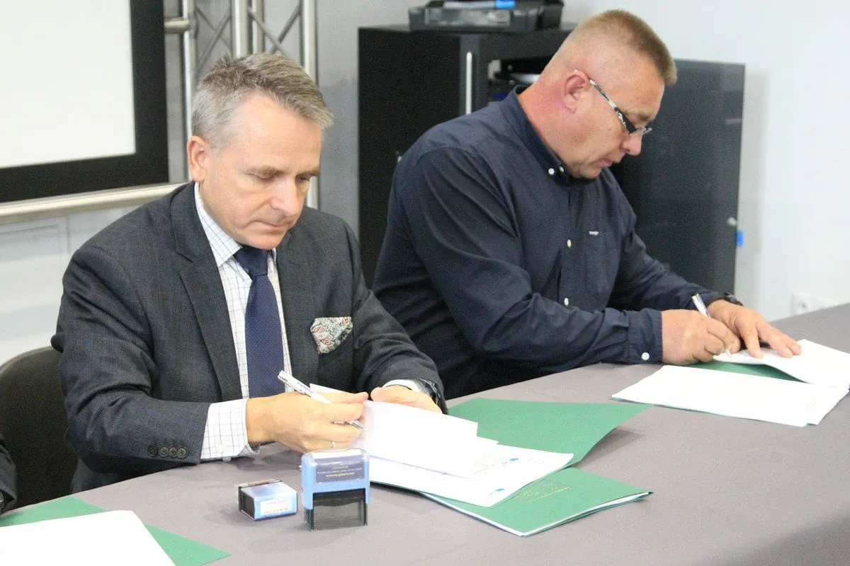 Podpisanie umów z wykonawcami zadania pt. "Budowa dróg na terenie Miasta Ostrów Mazowiecka" (zdjęcia)