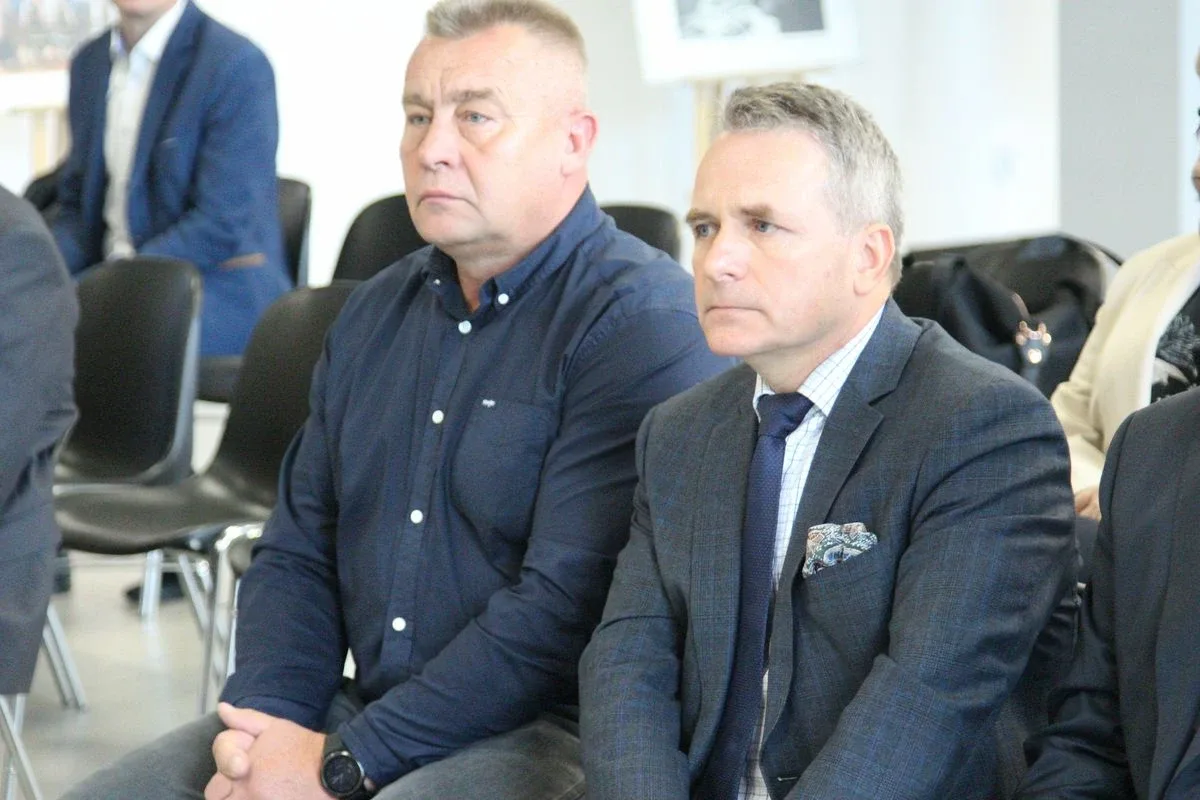 Podpisanie umów z wykonawcami zadania pt. "Budowa dróg na terenie Miasta Ostrów Mazowiecka" (zdjęcia)