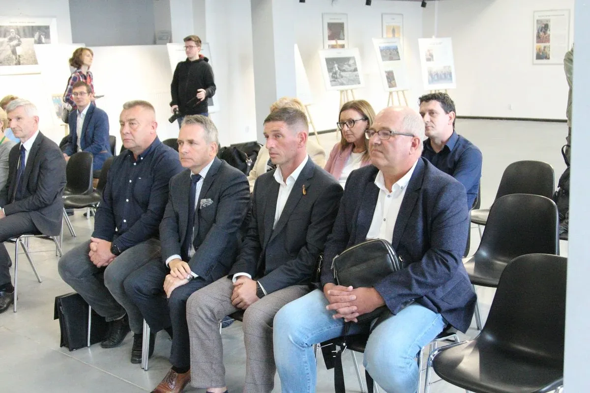 Podpisanie umów z wykonawcami zadania pt. "Budowa dróg na terenie Miasta Ostrów Mazowiecka" (zdjęcia)