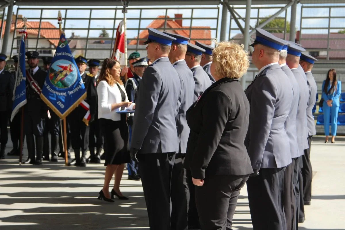 Uroczyste nadanie sztandaru Komendy Powiatowej Policji w Ostrowi Mazowieckiej (zdjęcia)