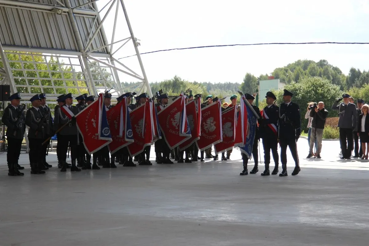 Uroczyste nadanie sztandaru Komendy Powiatowej Policji w Ostrowi Mazowieckiej (zdjęcia)