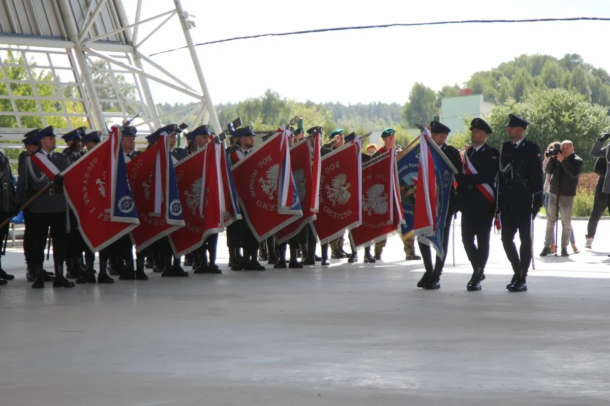 Uroczyste nadanie sztandaru Komendy Powiatowej Policji w Ostrowi Mazowieckiej (zdjęcia)