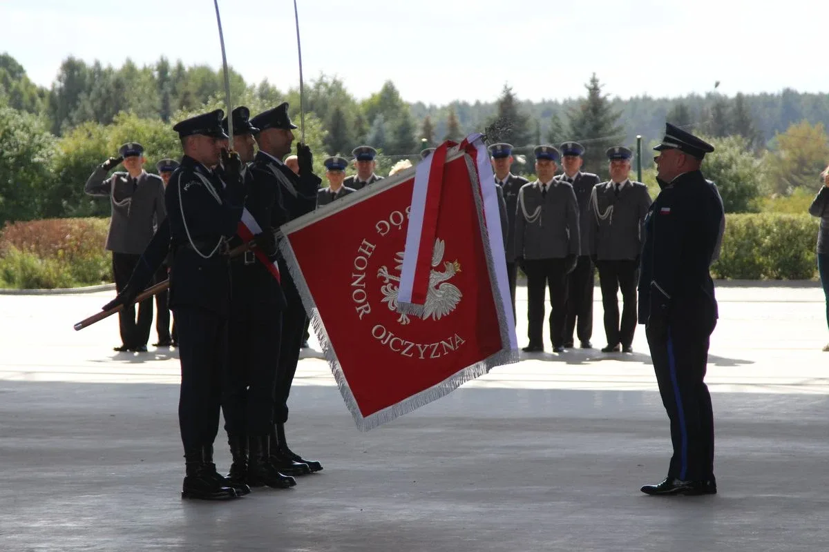 Uroczyste nadanie sztandaru Komendy Powiatowej Policji w Ostrowi Mazowieckiej (zdjęcia)