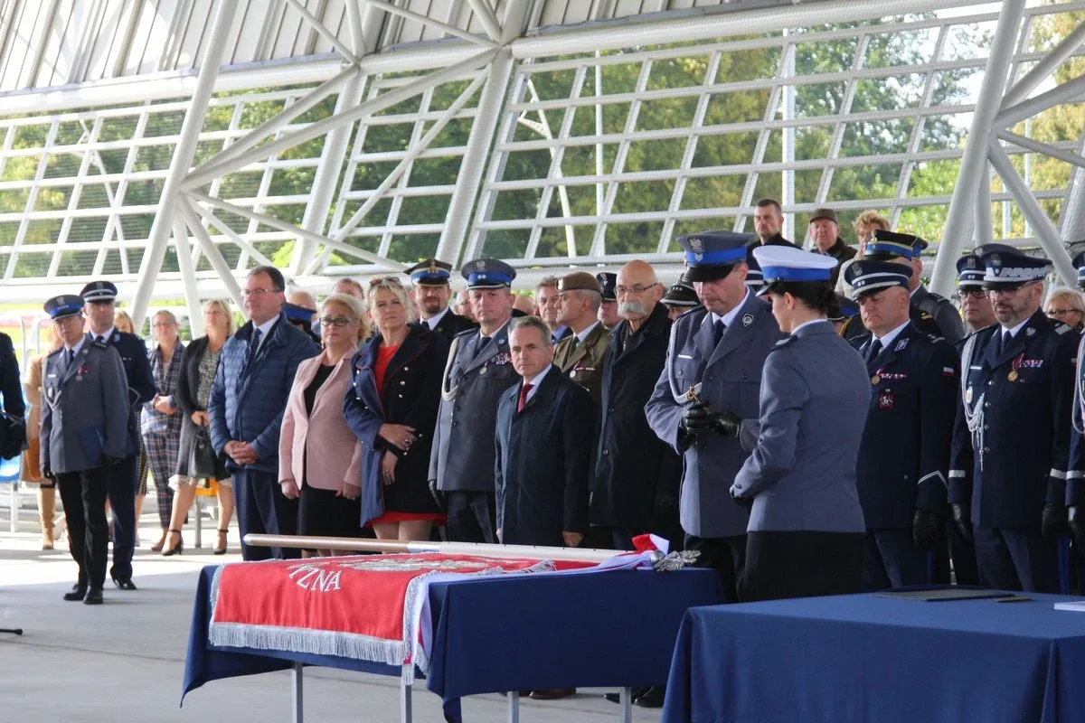 Uroczyste nadanie sztandaru Komendy Powiatowej Policji w Ostrowi Mazowieckiej (zdjęcia)